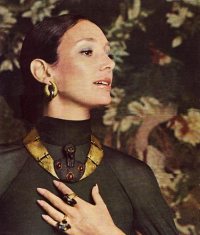 La designer Diane Love con una collana Trifari disegnata da lei, 1970