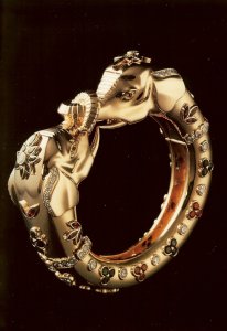 Bracciale "Les Èlephants" proveniente dalla collezione "Route des Indes". In oro giallo e pietre preziose tra cui rubini, zaffiri e smeraldi, fu disegnato nel 1989.