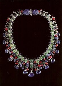 Collana "Tutti Frutti" in platino con smeraldi, zaffiri, e rubini incisi a forma di foglie e frutti. I tredici zaffiri pendenti sono a taglio "briolette". Cartier, Parigi, 1936